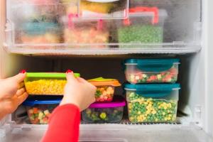 Nên dùng hộp nhựa hay thủy tinh khi để đồ trong tủ lạnh?