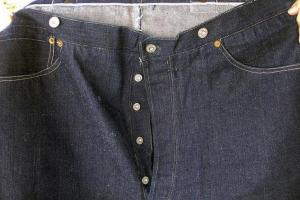 Người đàn ông xuống tiền mua chiếc quần jean cũ với giá 2,5 tỷ đồng