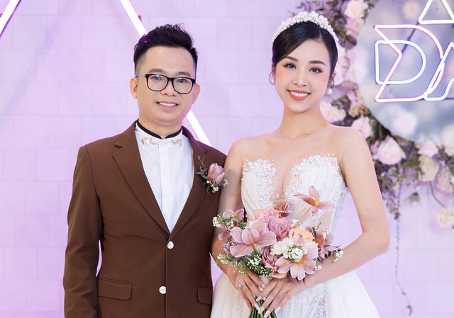 Trần Tiểu Vy khóc, Đỗ Mỹ Linh làm MC cho đám cưới Thúy An