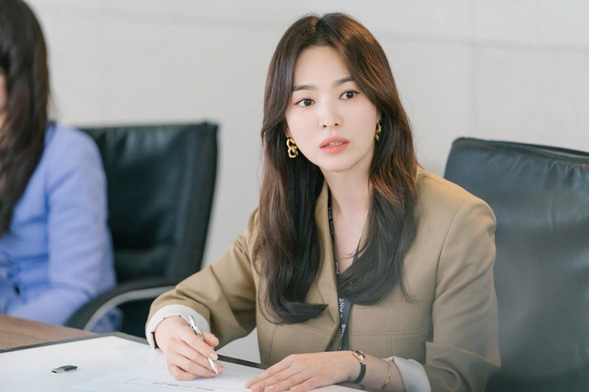 Với 3 chiêu để kiểu tóc như Song Hye Kyo, chị em 30+ không còn sợ già mà còn xinh lên bội phần