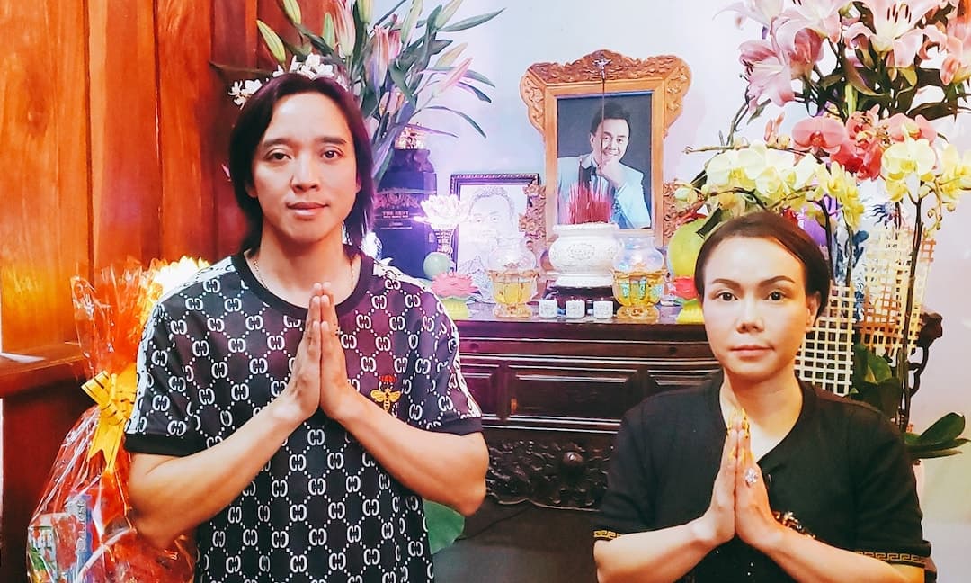 Vợ chồng Việt Hương về nhà thờ tổ 'thăm' cố nghệ sĩ Chí Tài