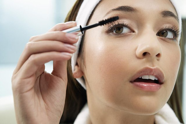 Lưu ngay 5 mẹo nhỏ tẩy mascara trên mi mắt an toàn và chống lão hóa vùng da mắt
