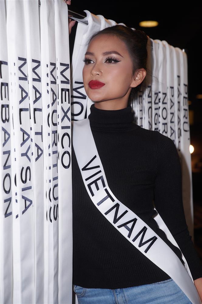 Dải băng 2022 gây tranh cãi, Miss Universe phải thay mới toàn bộ?
