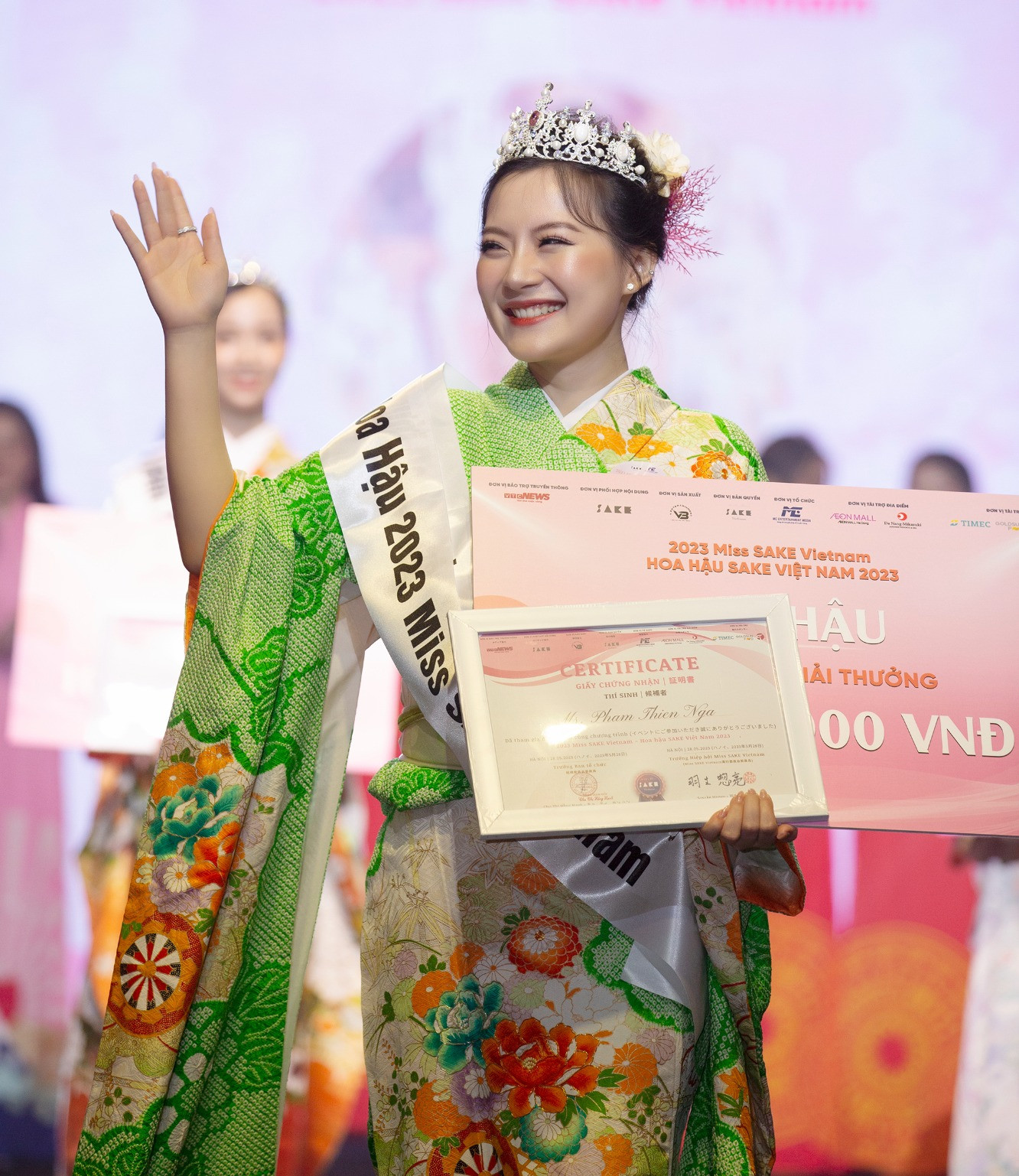 Cô gái Hà Nội sắp bảo vệ luận án tiến sĩ giành vương miện Hoa hậu