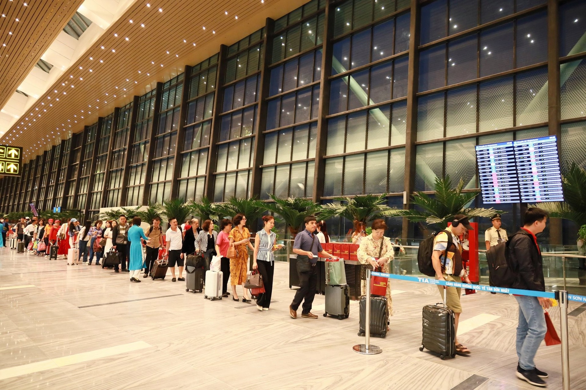 Nhà ga T3 sân bay Tân Sơn Nhất đón những vị khách đầu tiên
